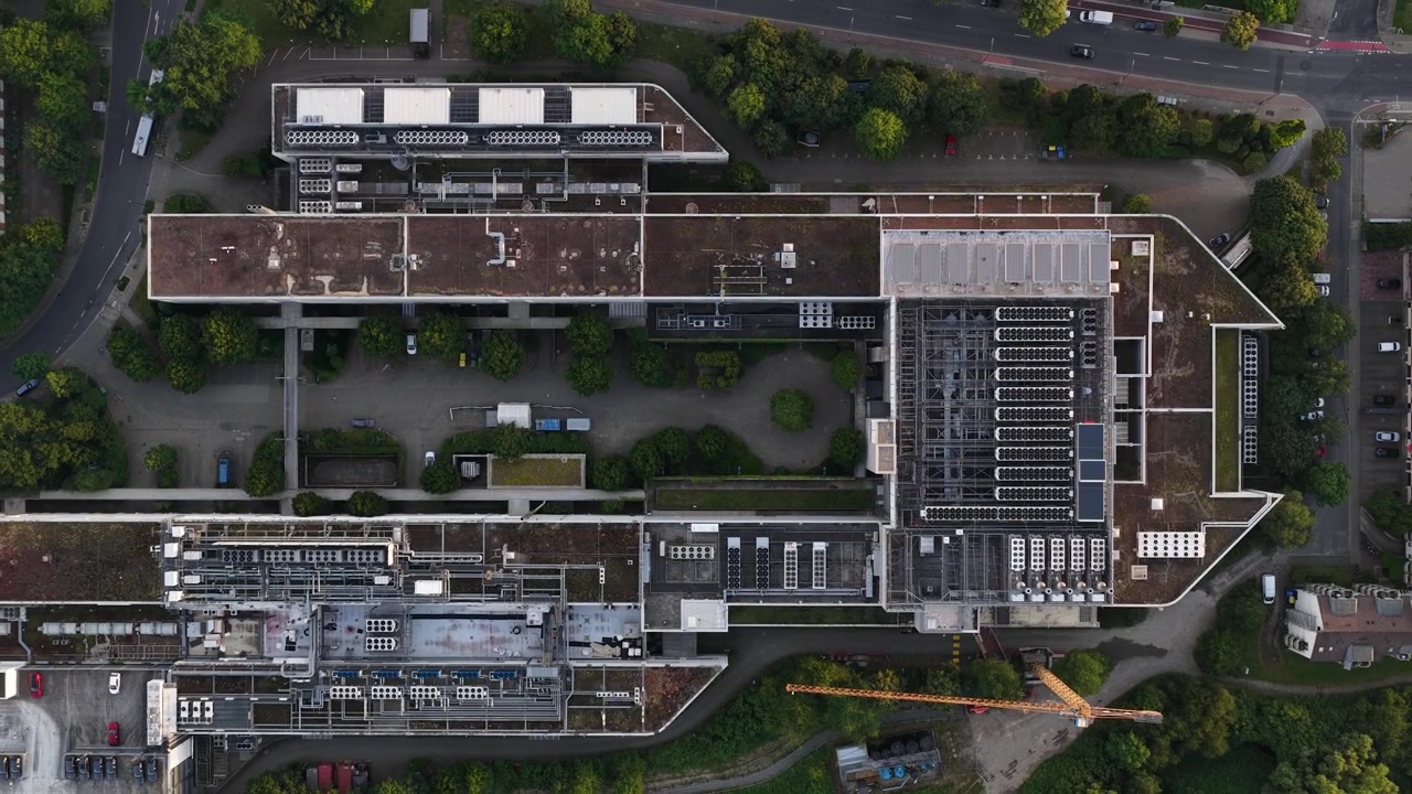 Luftfoto af et stort datacenter i Düsseldorf, Tyskland, der viser cloud computing, cloud storage, sikre servere og digital infrastruktur