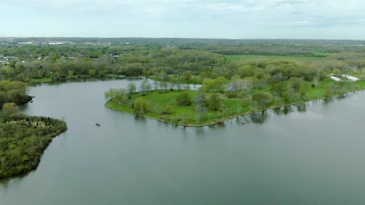 una panorámica aérea horizontal revela un pequeño parque en los suburbios del oeste de chicago, illinois