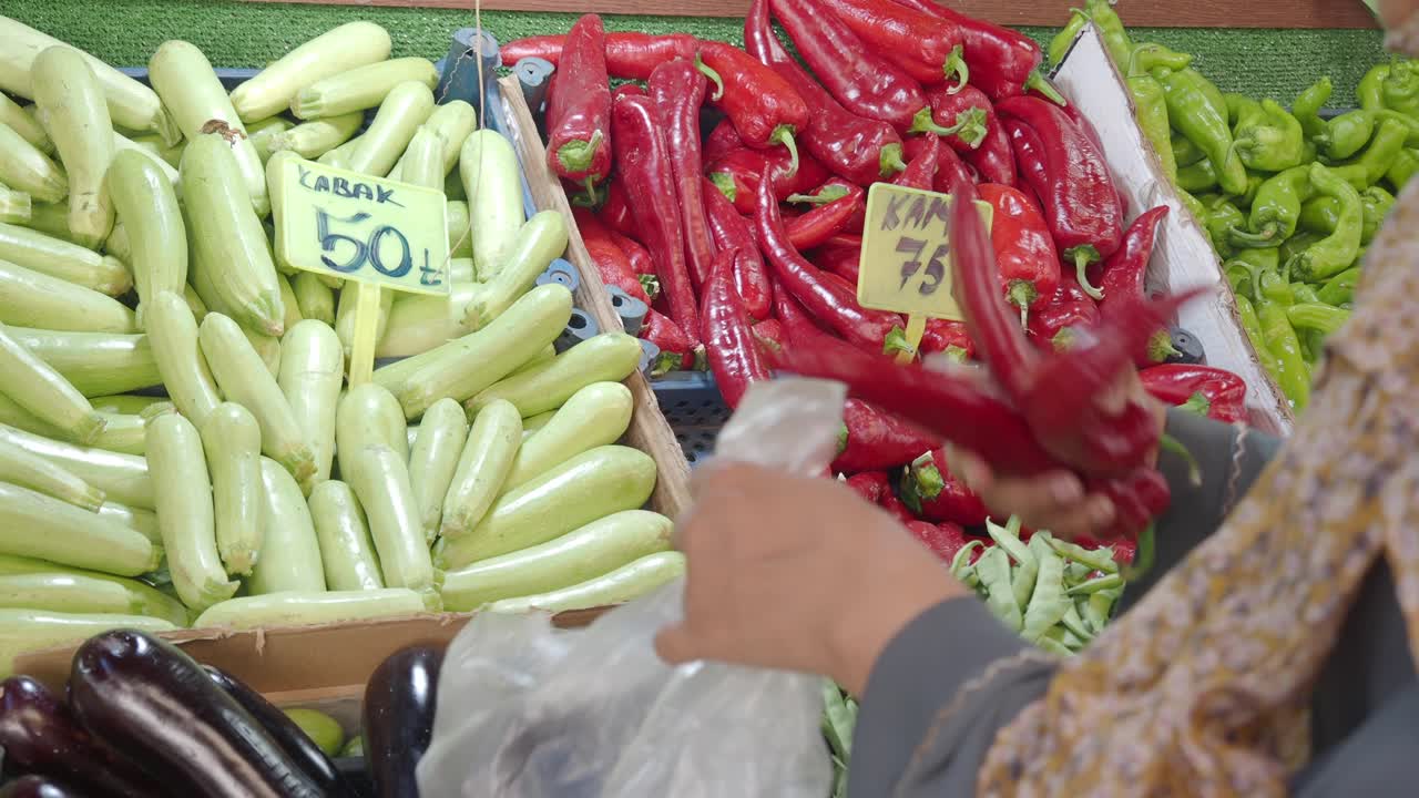 터키 의 시장 에서 농산물 을 구입 하는 여자
