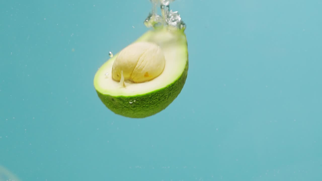 아보카도가 물에 어지는 모습