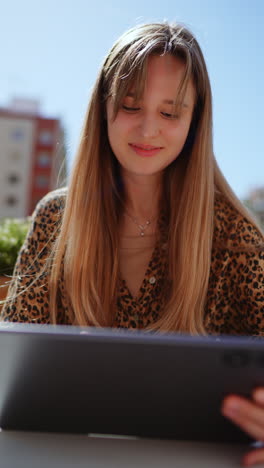 mujer usando tableta al aire libre