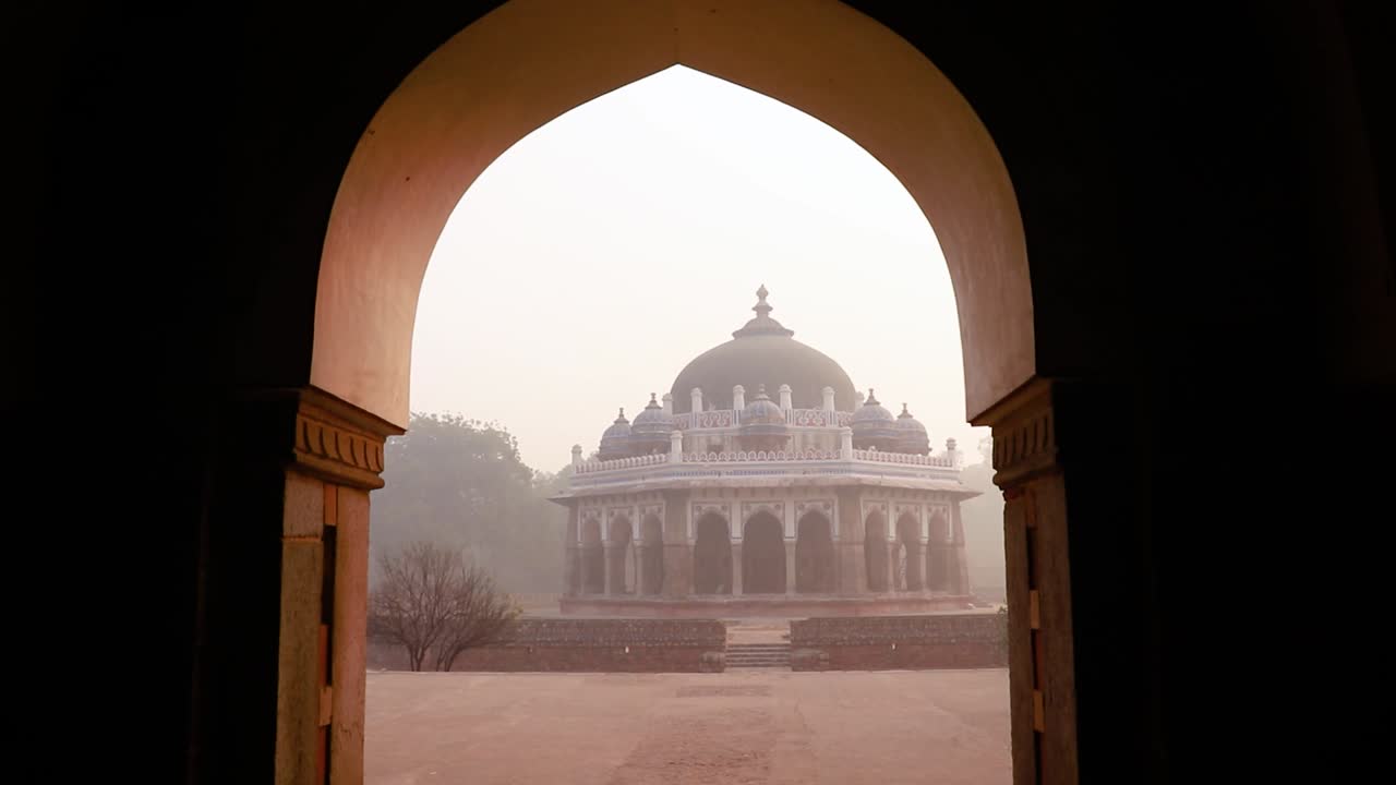 Nila gumbad de la tumba de Humayun vista exterior en una mañana brumosa desde una perspectiva única