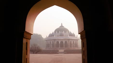 Nila-Gumbad-Vom-Humayun-Grab-Außenansicht-Am-Nebligen-Morgen-Aus-Einzigartiger-Perspektive