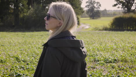 mujer en un campo