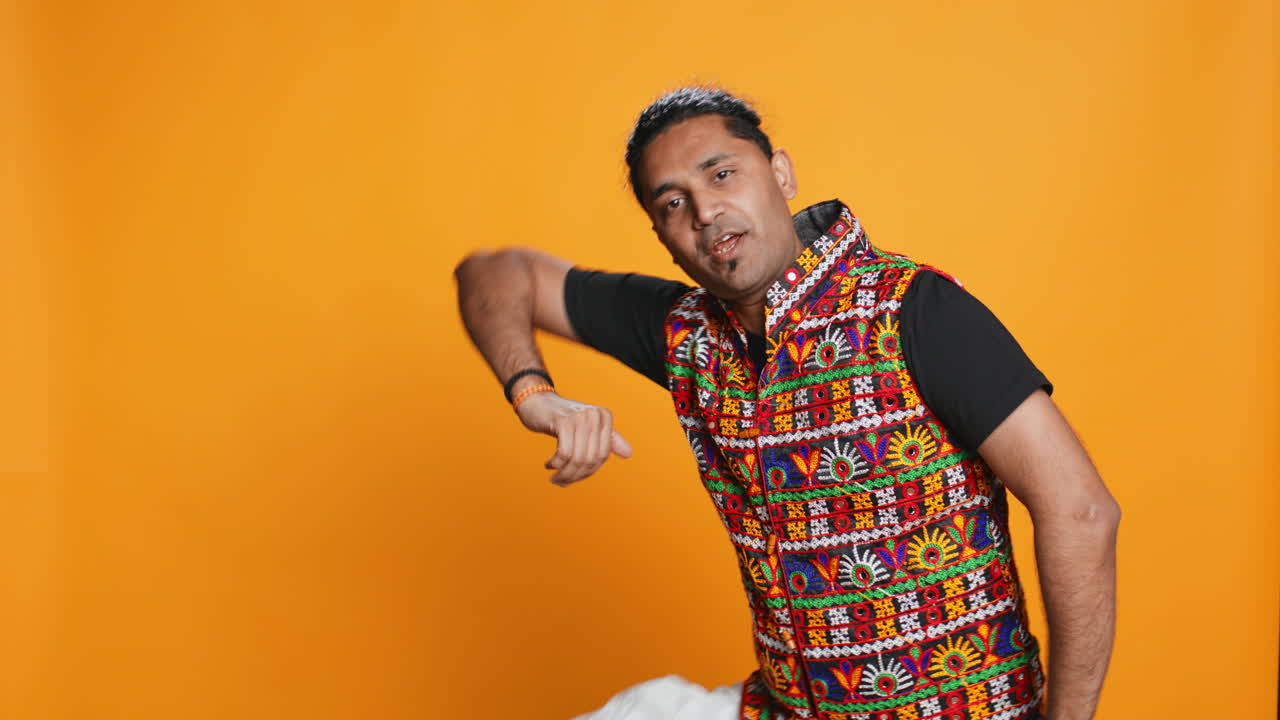 persona alegre divirtiéndose, bailando, disfrutando de sus días libres, fondo de estudio