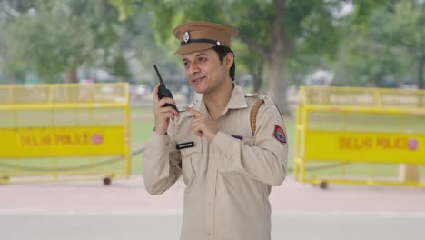 Feliz-Policía-Indio-Dando-Instrucciones-Sobre-Walkie-Talkie