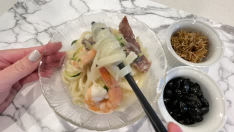 젓가락으로 먹는 아시아 국수 요리