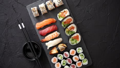 Sushi-Rollen-Set-Mit-Lachs-und-Thunfisch-Serviert-Auf-Schwarzem-Steinbrett