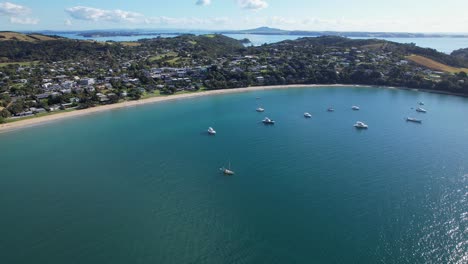 Gran-Playa-De-La-Bahía-De-Oneroa-En-La-Isla-Waiheke,-Auckland,-Nueva-Zelanda---Toma-Aérea-De-Un-Drone