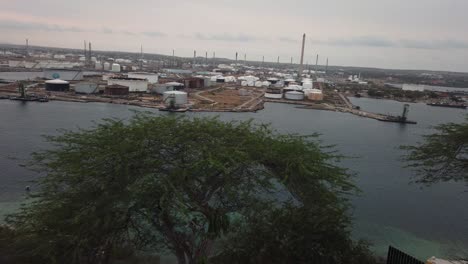 vistas a la refinería de curacao desde el techo del fuerte nassau detrás de la copa de un árbol