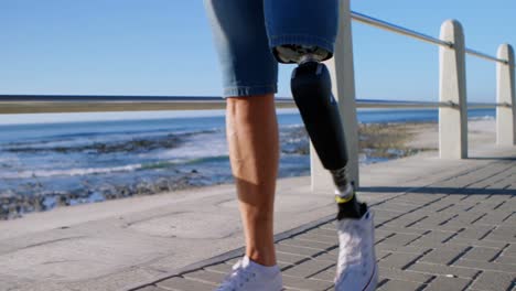 mujer discapacitada caminando cerca de la playa 4k