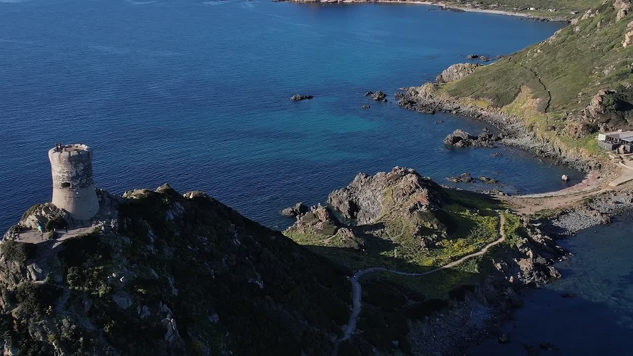 Torre storica su una collina in Corsica, Francia, durante il giorno
