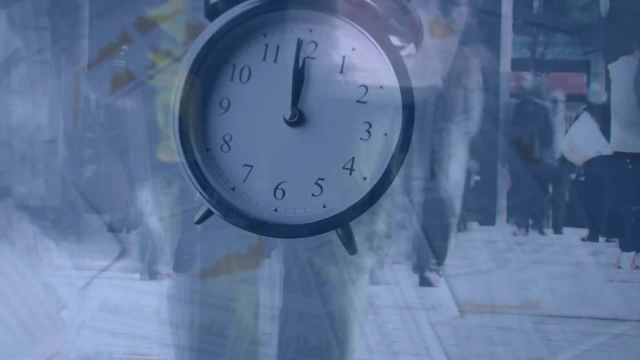 animación del reloj despertador sobre las personas que caminan por la calle