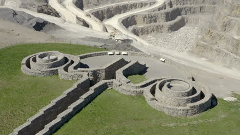 una vista aérea de las obras de arte públicas cortadas con piedras frías cerca del puente de pateley con una cantera de asfalto en el fondo