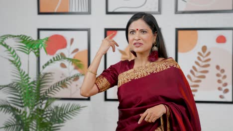 mujer india luchando