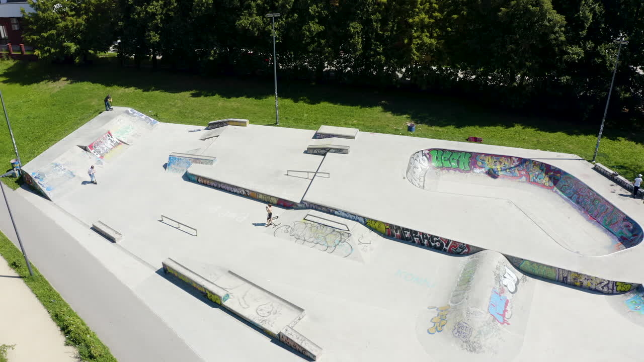 두 친구가 공원에서 스케이트보드를 타고 있습니다.