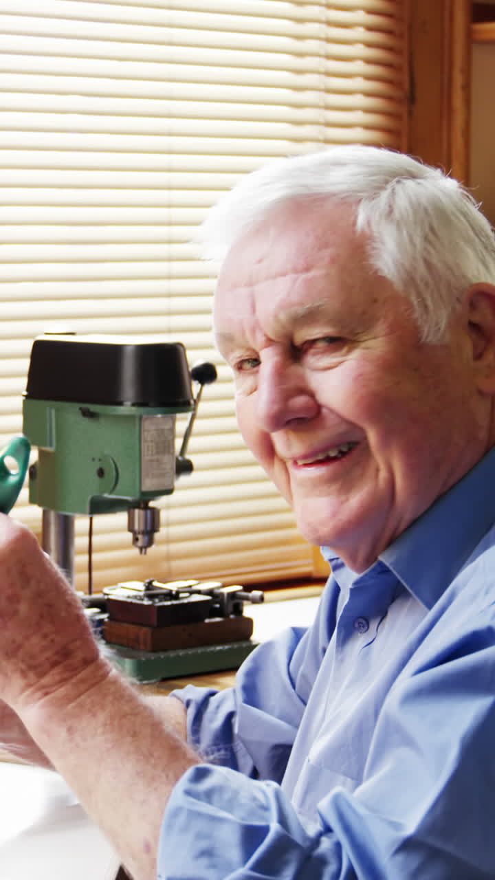 relojero reparando un reloj