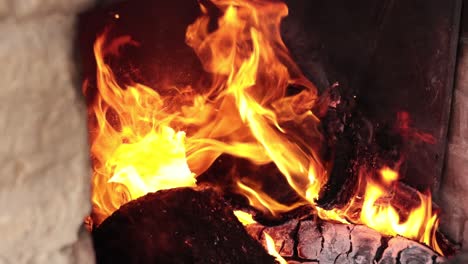 chimenea con troncos ardientes y llamas