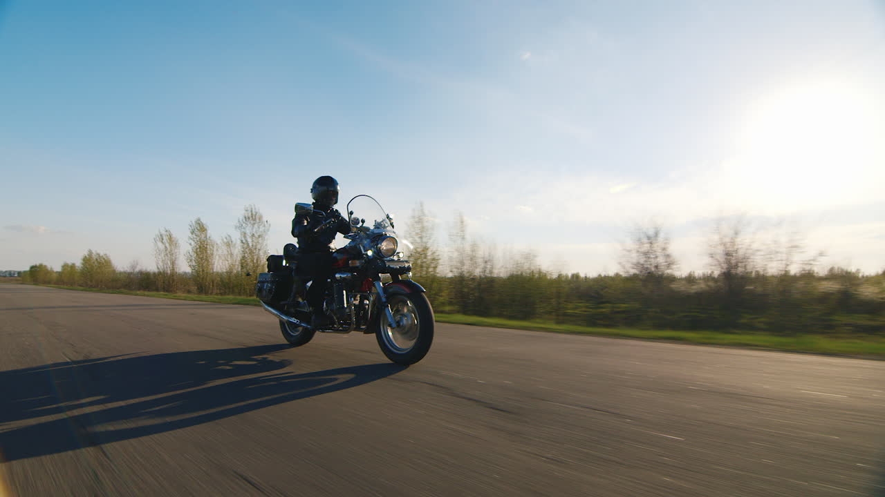 오토바이와 함께 가장 낮은 지점에서 촬영 - 시골길에서 자전거 타는 사람