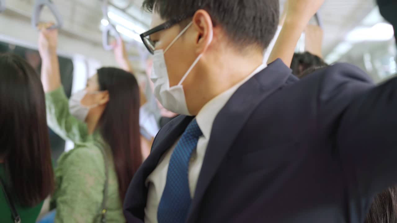 ⁇ 비는 대중 지하철 기차 여행에서 얼굴 마스크를 착용 한 사람들의 군중