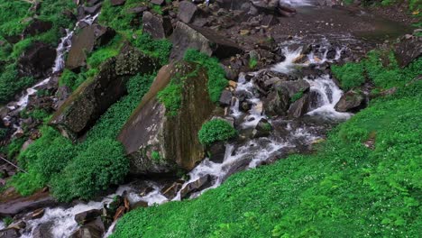 Vista-Aérea-De-La-Cascada-Jogini-En-Manali,-Himachal-Pradesh---Cascada-Jogini-Zumbante