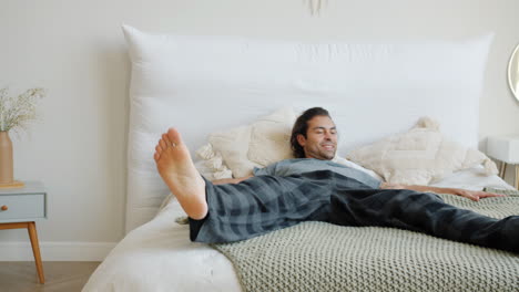 hombre relajándose en la cama