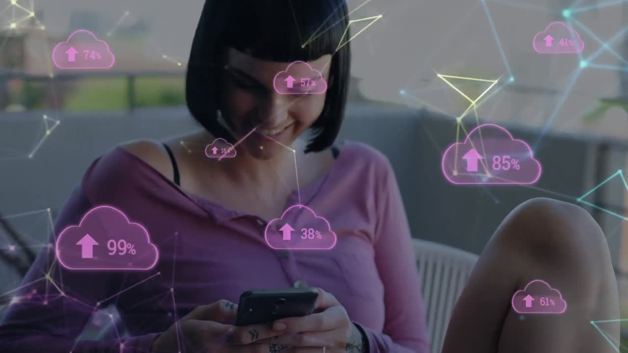 animación de una red de iconos digitales sobre una mujer usando un teléfono inteligente