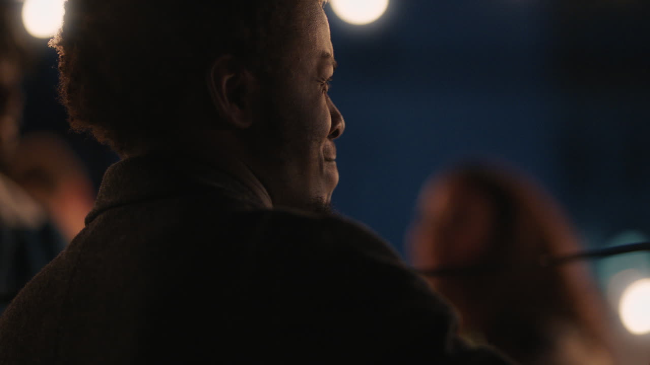 행복한 옥상 파티 친구들이 즐겁게 젊은 아프리카계 미국인 남자가 스마트폰을 사용하여 사진을 찍고 밤에 소셜 미디어에서 주말 라이프 스타일을 공유합니다.