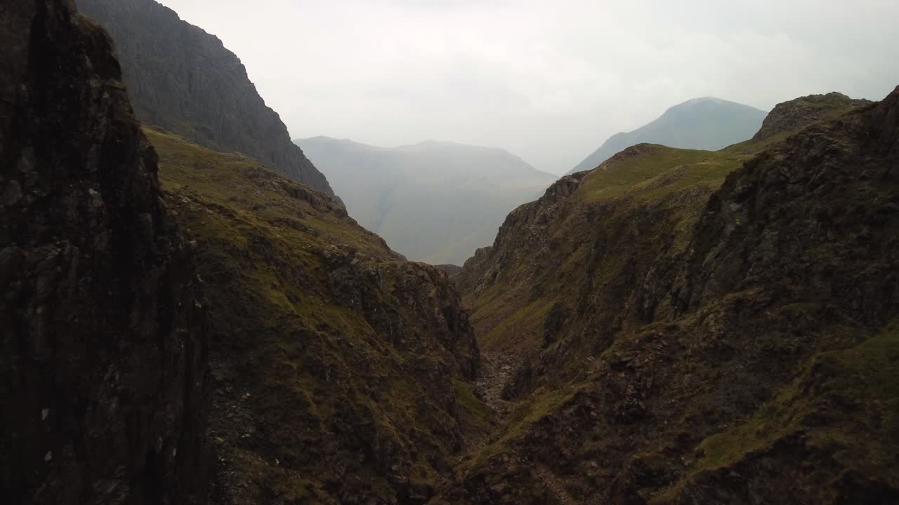 Volo con drone attraverso un canyon montano in Inghilterra