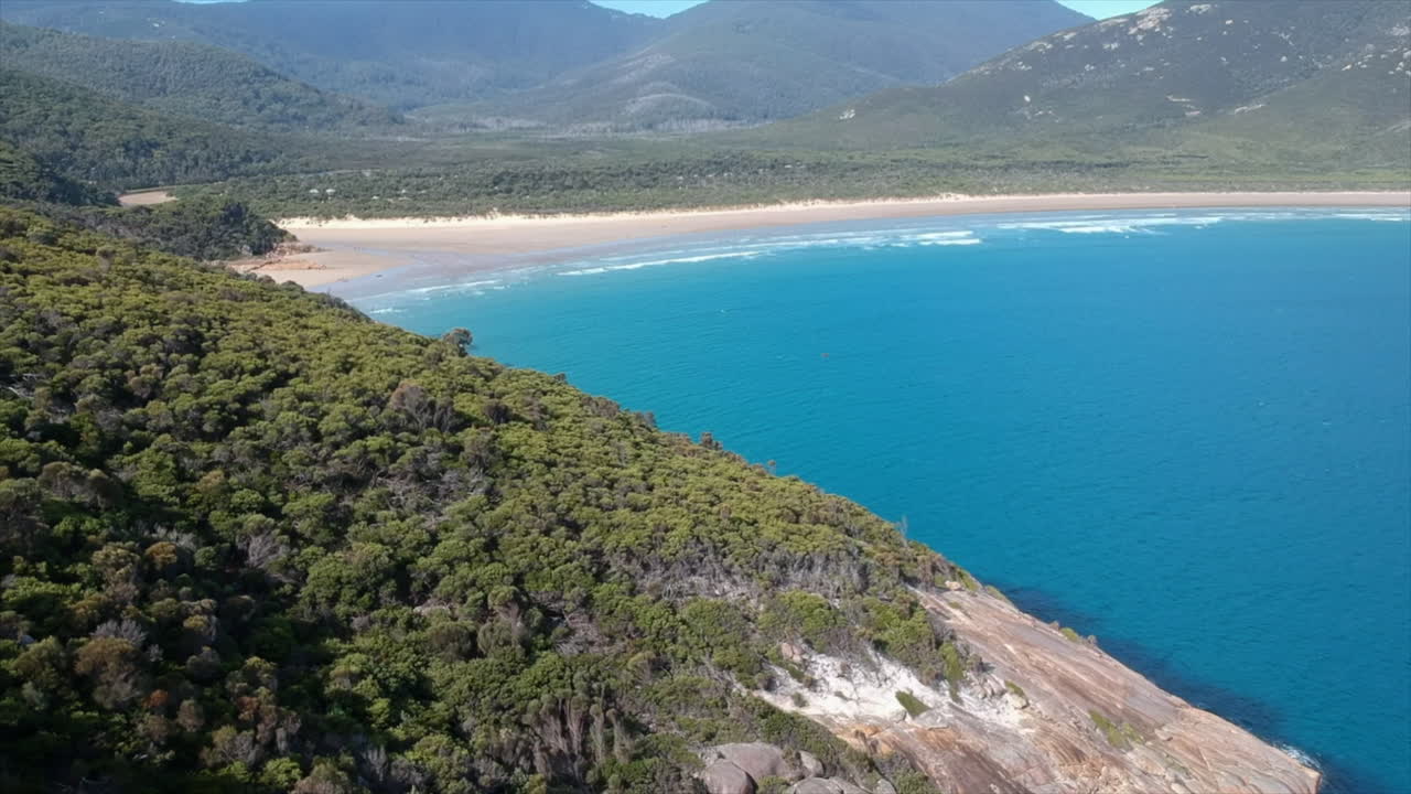 las montañas de la playa turquesa desde el aire 4k drone australia