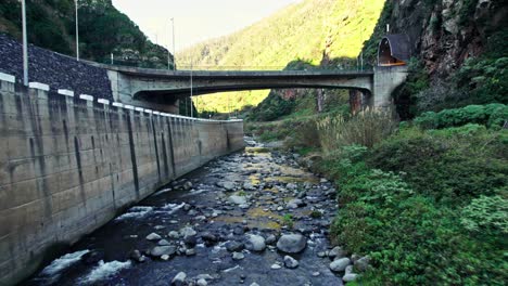 puente de montaña sobre el río