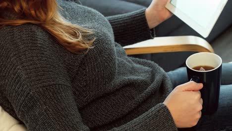 Frau-Nutzt-Digitales-Tablet-Beim-Kaffeetrinken