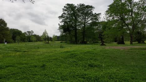 Luftaufnahme-Des-Stadtparks-Mit-Der-Skyline-Von-New-Orleans-Im-Hintergrund-An-Einem-Bewölkten-Tag