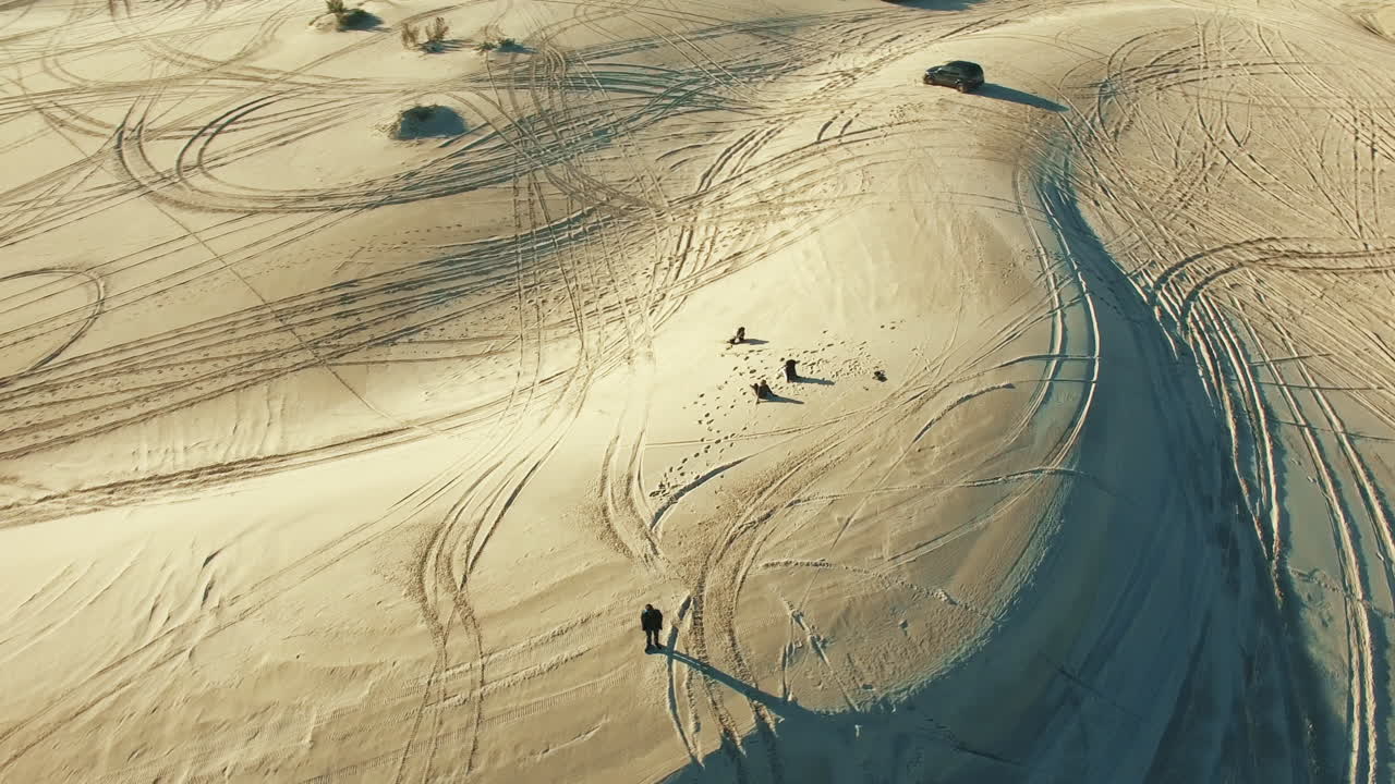 사막의 웅장함을 받아들이고