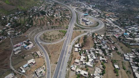 Vista-Aérea-De-La-Autopista-Hazar-En-El-Cruce-De-Lora-Chowk,-Havelian,-Kpk-Pakistán