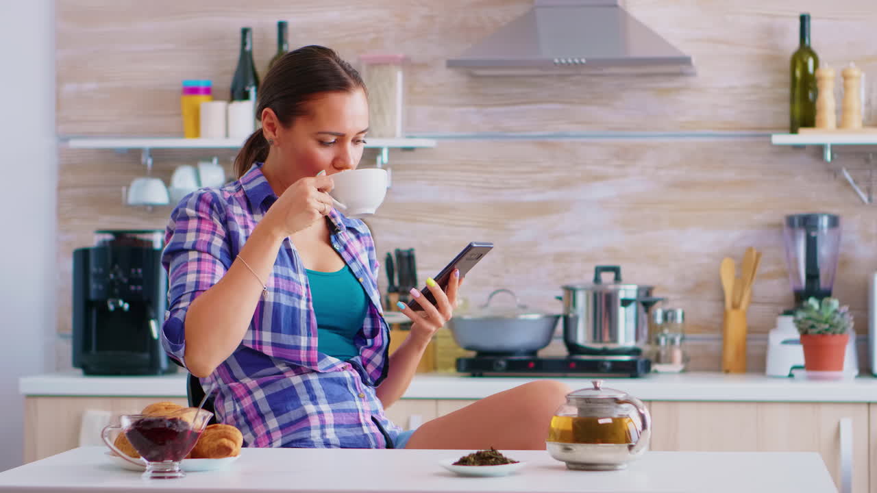 mujer con piernas paralizadas en silla de ruedas