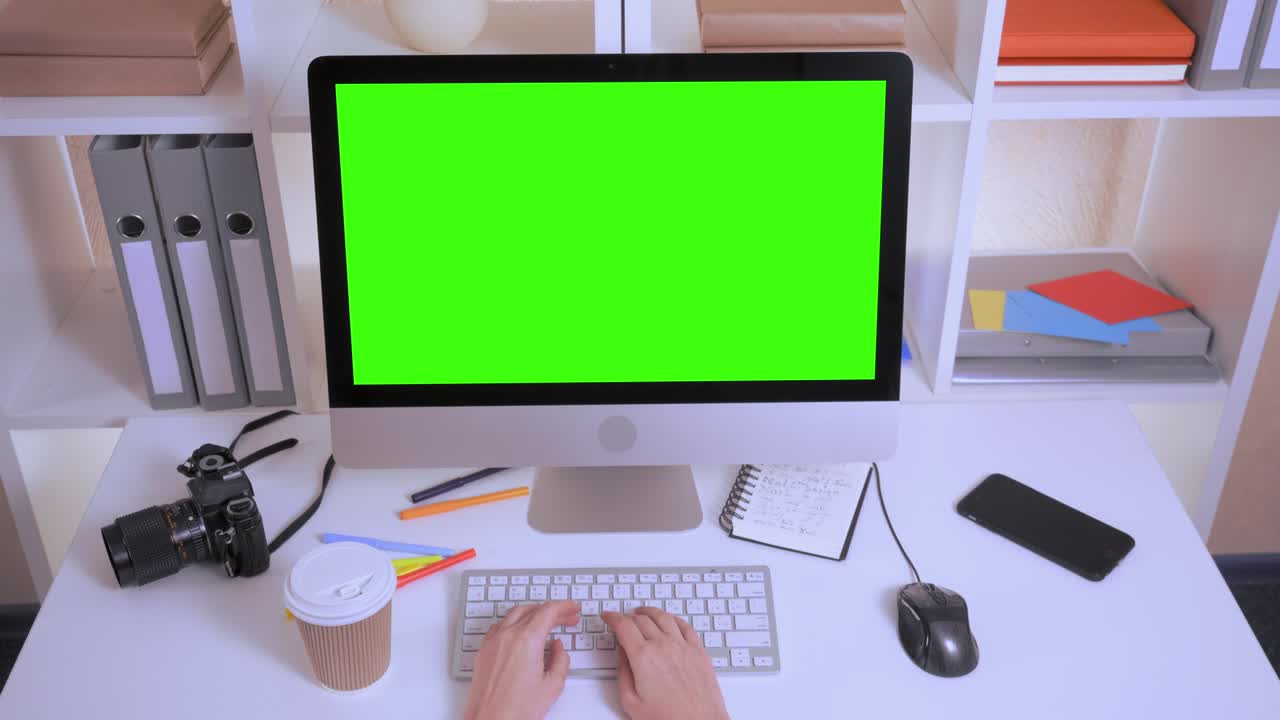 fotógrafo trabaja en la oficina