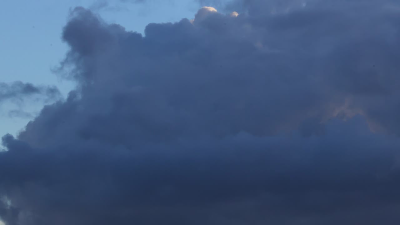 태양이 지는 동안의 역동적인 구름 움직임