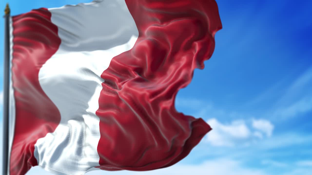 la bandera peruana está ondeando lentamente contra el cielo azul