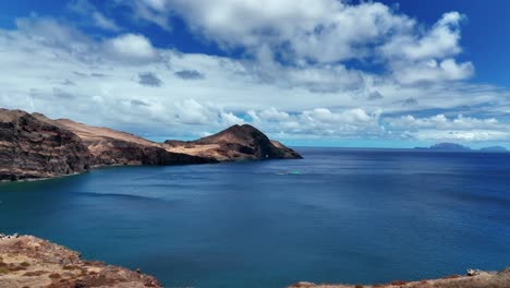 drone volando hacia miradouro ponta do furado desde ponta de sao lourenco en la isla de madeira, portugal