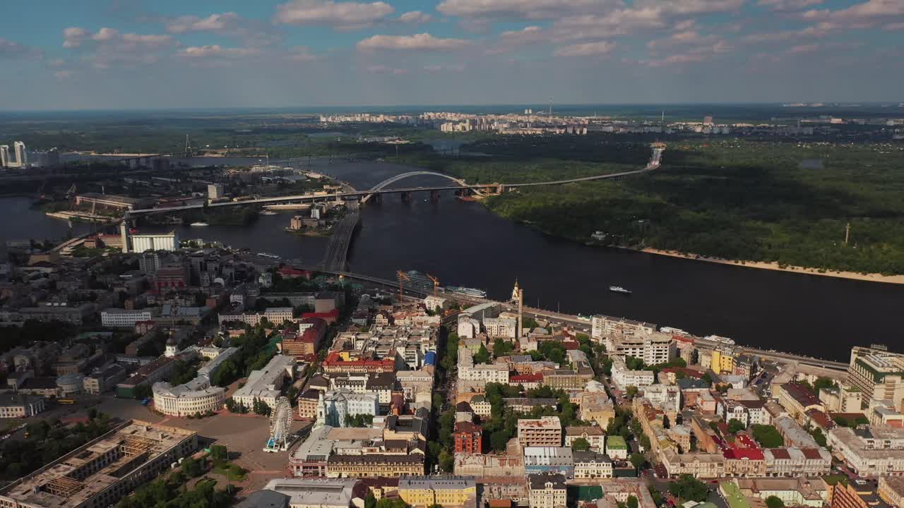 vista aérea de una ciudad con un río y puentes