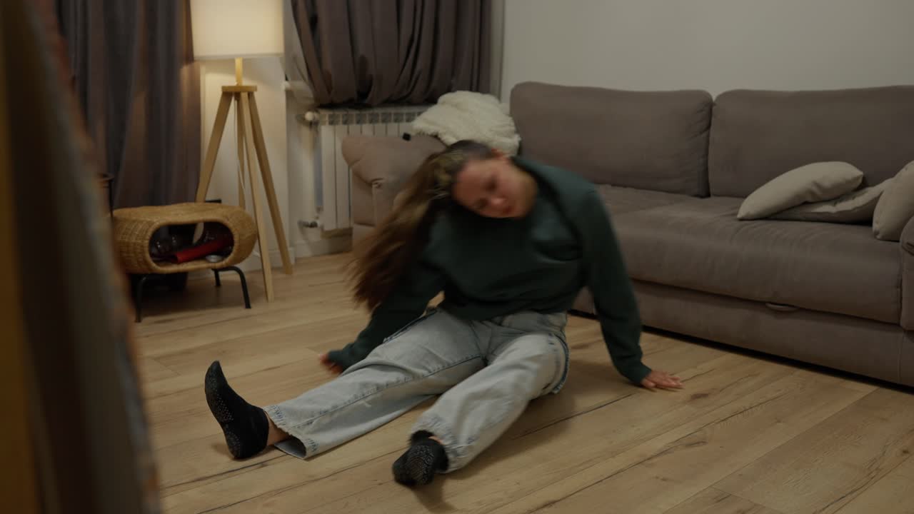 거실 에서 요가 를 하는 여자