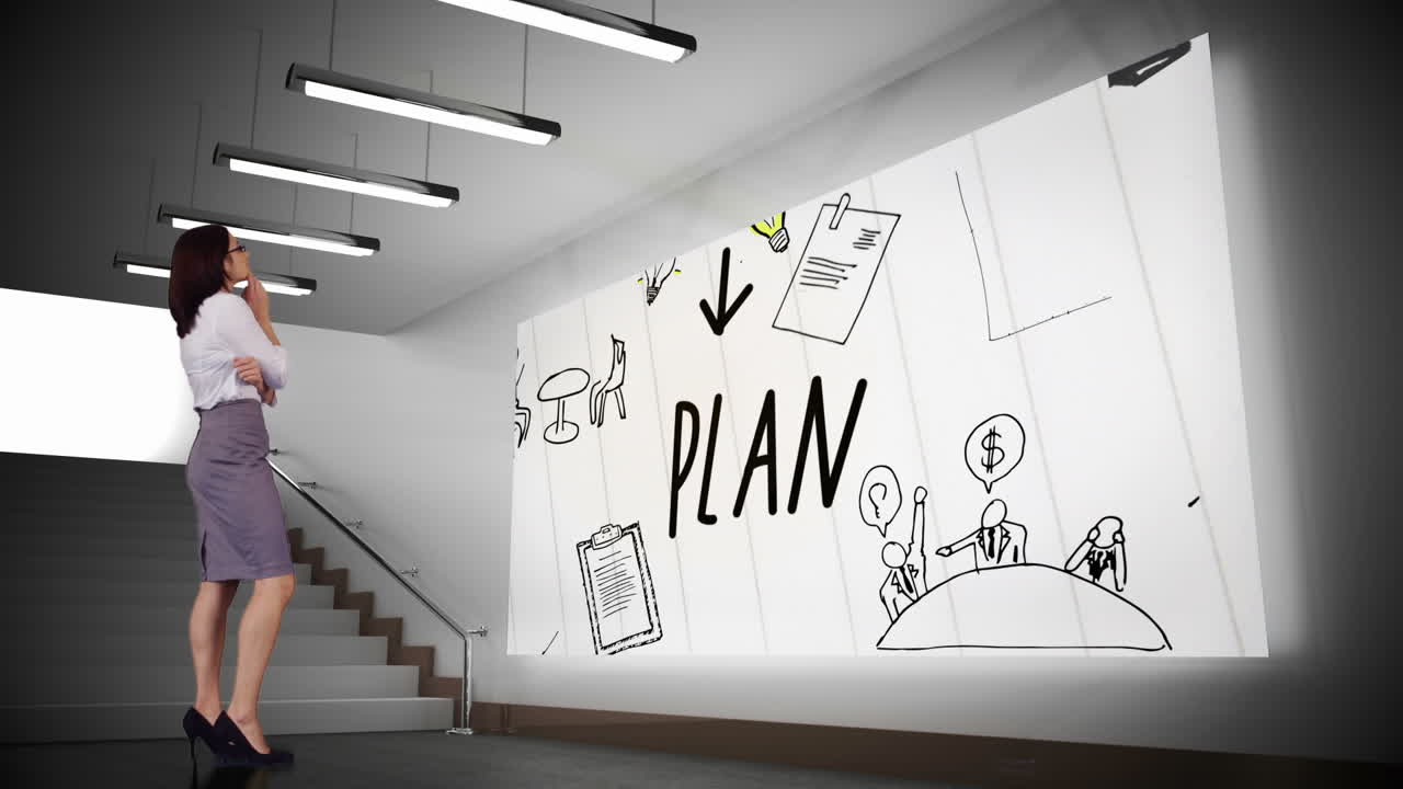 사업가 여성이 스크린에서 브레인 스토밍을 보고 있습니다.