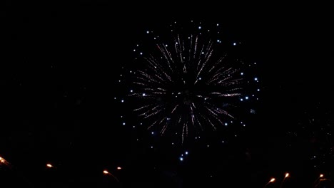 Buntes-Feuerwerk-Explodiert-Am-Nachthimmel.-Feiern-Und-Events-In-Leuchtenden-Farben.