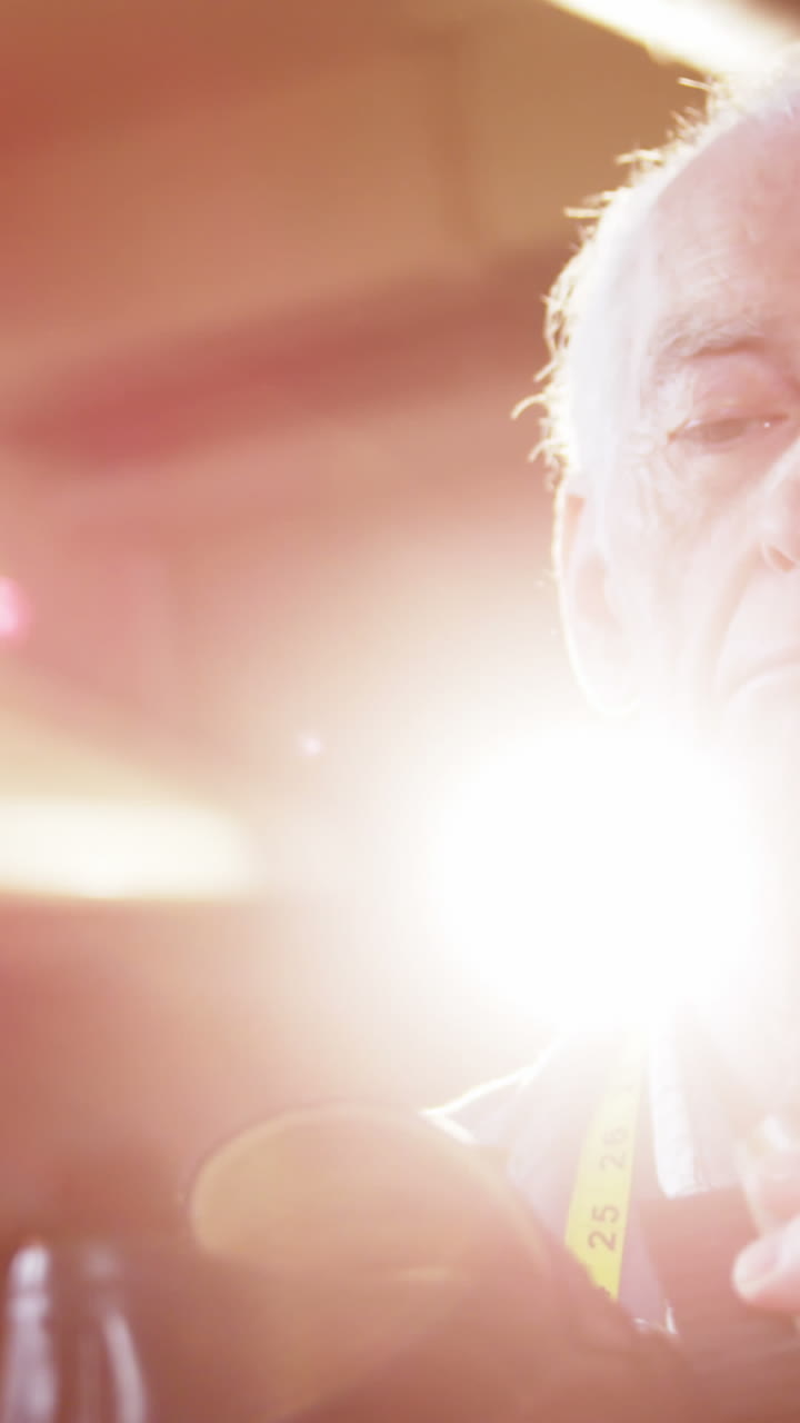 zapatero puliendo un zapato