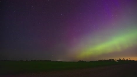 Los-Hermosos-Colores-Verde-Y-Amarillo-De-La-Aurora-Boreal-Contra-Un-Cielo-Púrpura-Crean-Una-Vista-Mágica-Del-Cielo