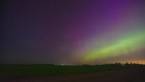 los hermosos colores verde y amarillo de la aurora boreal contra un cielo púrpura crean una vista mágica del cielo