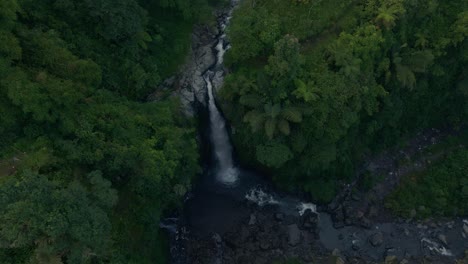 Belleza-De-La-Cascada-Kedung-Kaytang-Bajo-El-Monte-Merapi,-Java,-Indonesia,-Vista-Aérea