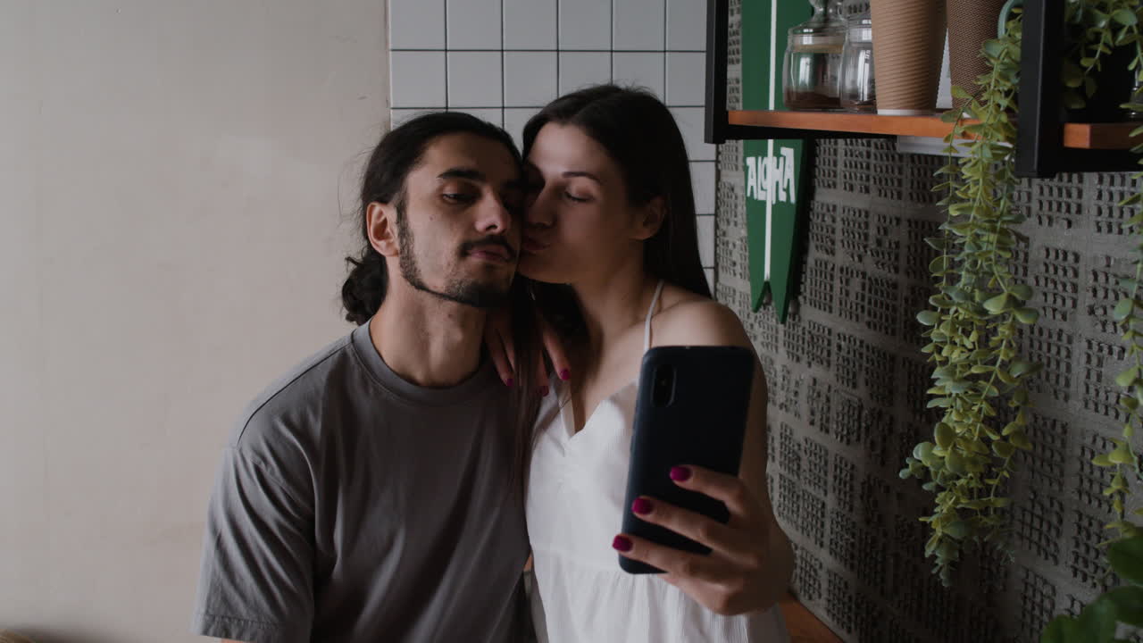 mujer tomando una foto selfie de ella y su novio