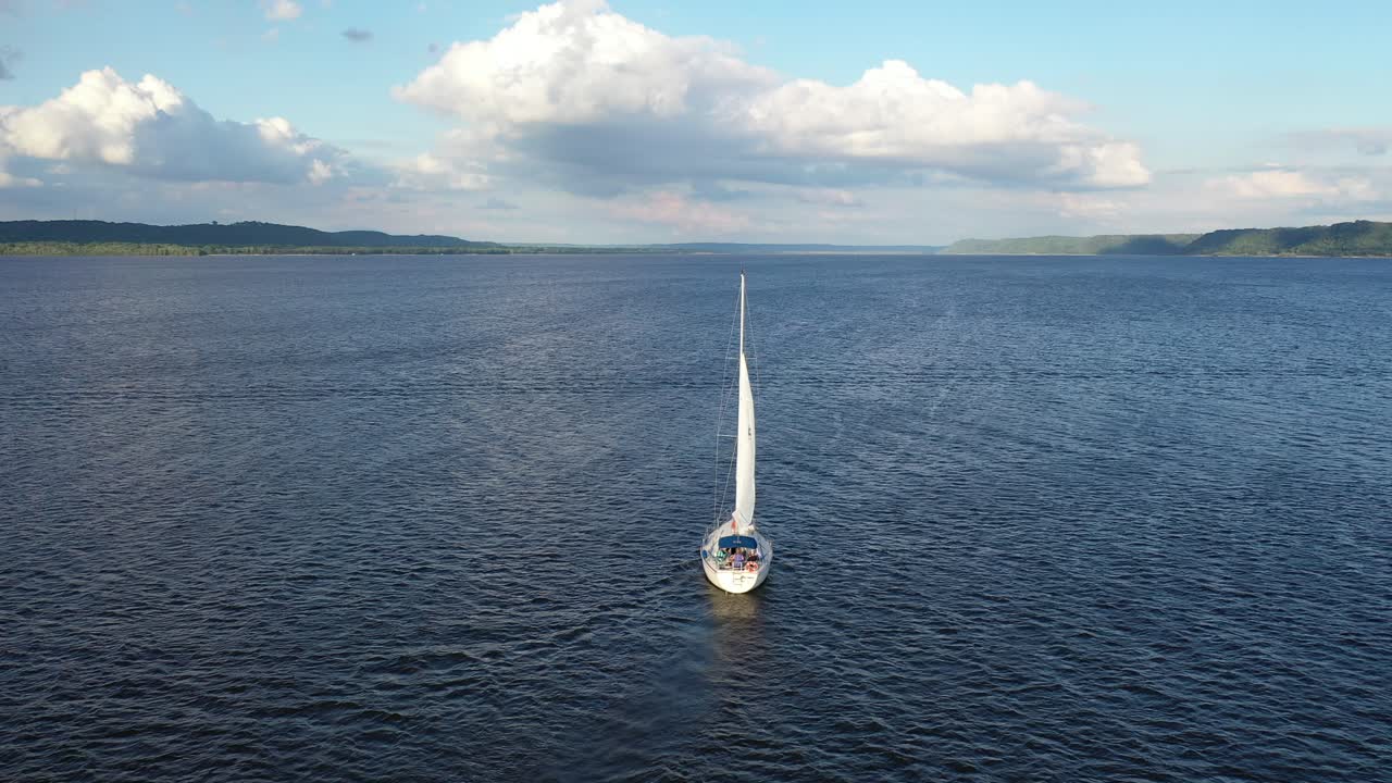 aventura de vela panorámica en el río